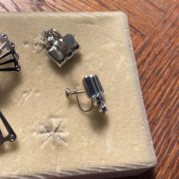 VINTAGE BROOCH & SCREW ON EARRING SET - Picture 4 of 4